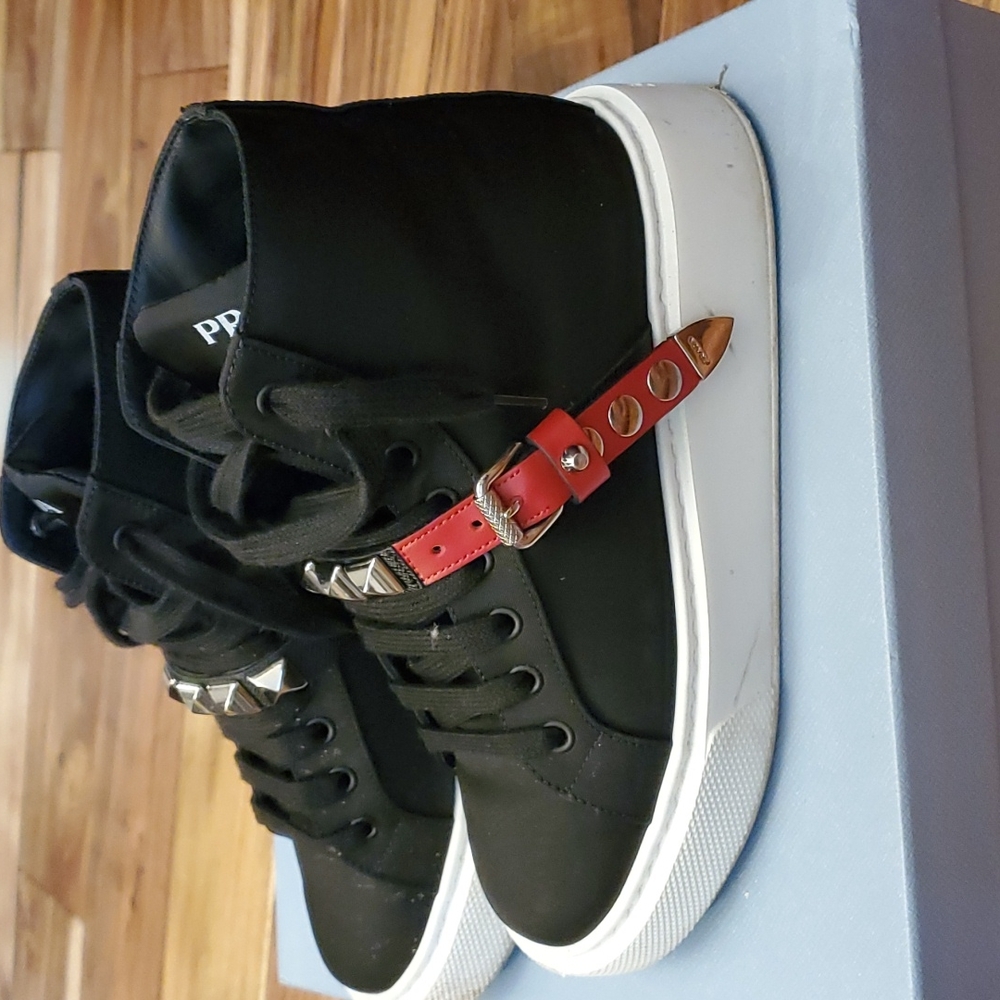 Prada sneaker size 35